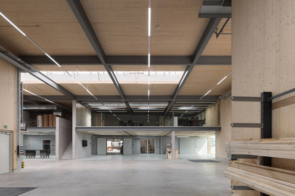 Neue Logistikhalle der Becherer M�belwerkst�tten in Elzach, die durch ein 25 m langes Lichtband mit Tageslicht versorgt wird. 