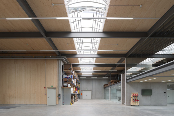 25 m langes Lichtband in der Logistikhalle der Becherer M�belwerkst�tten in Elzach.